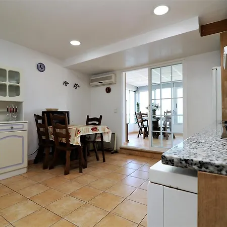 Almadraba Apartman *